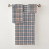 Serviettes de bain corail et gris avec nom personn (En situation)