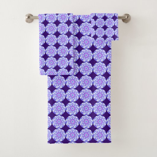 Serviettes de bain Motif de Mandala violet Floral (En situation)