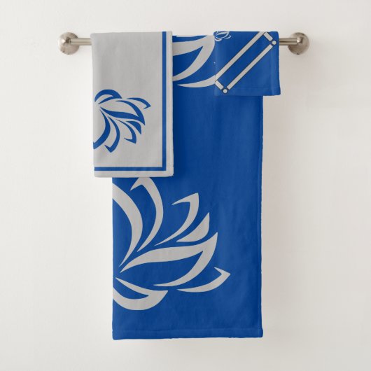Serviettes de bain Royal Blue et Lotus en argent (En situation)