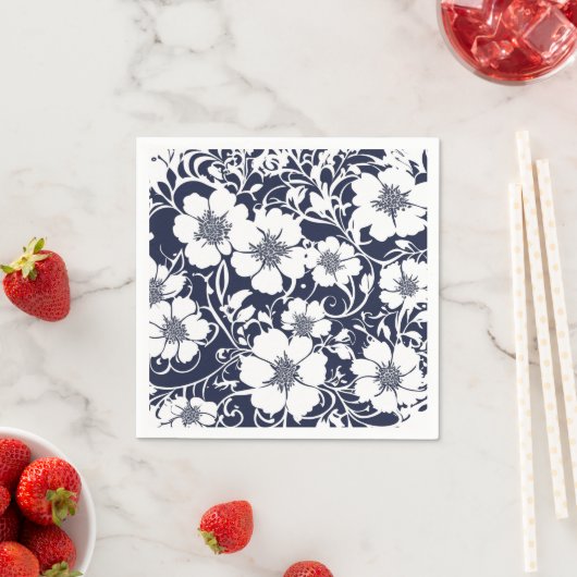 Serviettes en papier à fleurs bleu marine  (En situation)