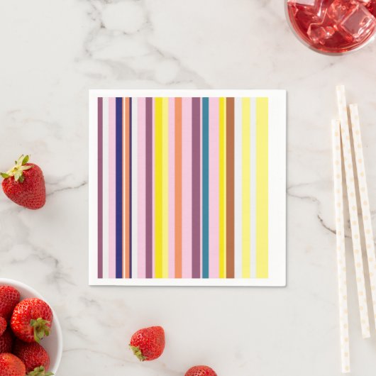 Serviettes en papier à rayures verticales colorées (En situation)