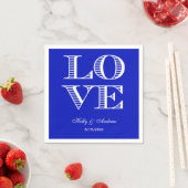 Serviettes en papier bleu royal avec LOVE blanc (En situation)