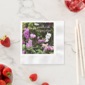 Serviettes en papier d'orchidées violettes (En situation)