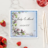 Serviettes en papier fleurs violettes et papillons (En situation)