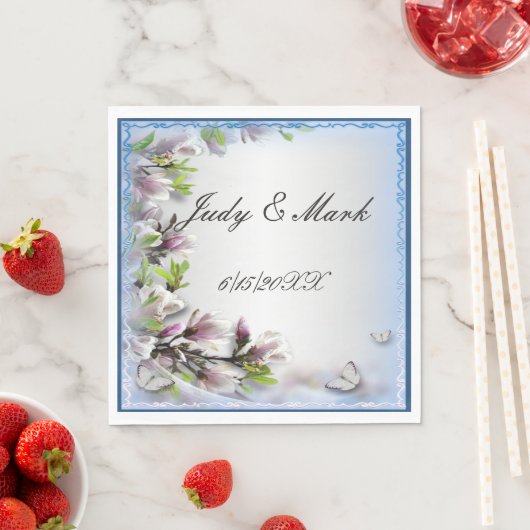 Serviettes en papier fleurs violettes et papillons (En situation)