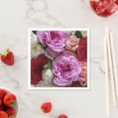 Serviettes en papier floral avec des roses et des (En situation)