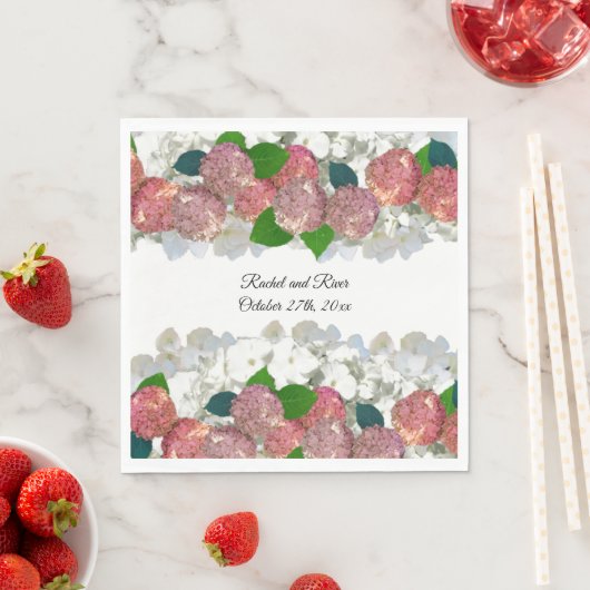 Serviettes en papier floral mélangé saumon et cora (En situation)