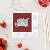 Serviettes en papier Monogramme au vin profond et (En situation)