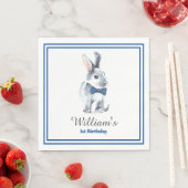 Serviettes en papier - Petit lapin gris (En situation)