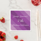 Serviettes en papier rayé violet, fête de 75e anni (En situation)