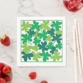 Serviettes en papier vert trèfle de la Saint-Patri (En situation)