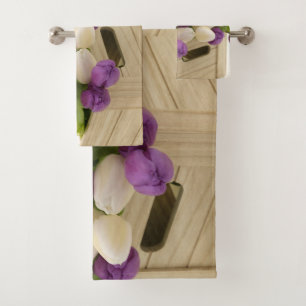 Serviettes pourpres et blanches de Bath de tulipes