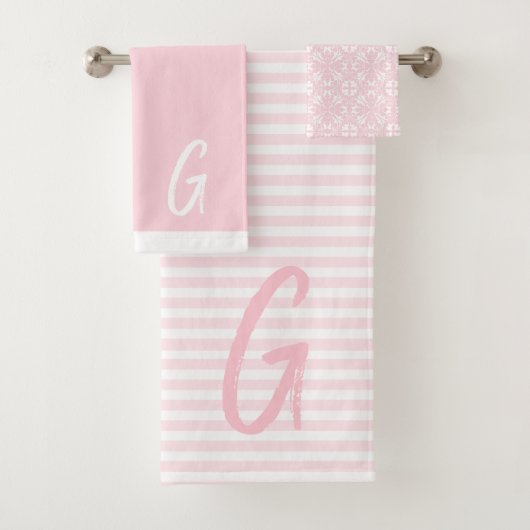 Serviettes roses et serviettes de bain Monogram (En situation)