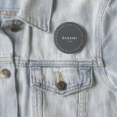 Sesame-Free Request Badge, Dark-gray - White Ronde Button 5,7 Cm (In situ)