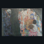 Set De Table Décès et vie par Gustav Klimt Art Nouveau Vintage<br><div class="desc">Death and Life (1908) de Gustav Klimt est une peinture d'art vintage de l'époque victorienne Symbolisme qui présente deux parties distinctes, Life and Death. Sur la gauche, la mort est représentée par une faucheuse sombre classique au crâne moussant, recouverte d'une robe sombre ornée d'une croix religieuse. Sur la droite se...</div>