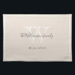Set De Table Newlyweds Cadeau Monogramme Nom Script Rustic Chic<br><div class="desc">Cadeau mariage, Cadeau Nouveaux mariés Cadeau Monogramme moderne Personnalisé Nom de famille Script Rustique Chic Set de table en tissu. Design monogramme blanc personnalisé avec le nom de famille et la date du marié nouvellement marié établi en lettres gris charbon sur un riche arrière - plan crème. Un cadeau unique...</div>