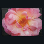 Set De Table Pink Rose w/ Dew Drops Black Background<br><div class="desc">Rose rose avec gouttes de pluie Arrière - plan noir Apportez la beauté de la nature à toutes les occasions spéciales avec cette Rose rose populaire, Parfait pour les fiançailles mariage, fêtes de mariée, anniversaires, anniversaires, fêtes de jardin Ajouter un texte sur Produits. Tout est entièrement personnalisable. Pour ajouter/modifier le...</div>