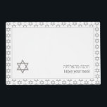 Set De Table Stratifié Gris Blanc Moderne Profitez De Votre Repas | STAR<br><div class="desc">ÉTOILE blanche moderne de DAVID Sets de table de table, montrant faux gris argent étoile de David dans un motif carrelé. Près du bas, il y a une étoile de David plus grande, plus le texte qui dit PROFITEZ DE VOTRE REPAS en anglais et texte hébreu. Ils sont PERSONNALISABLES afin...</div>