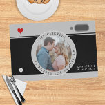 Set De Table Stratifié Photo de caméra noire Anniversaire Mariage unique<br><div class="desc">Les modèles mariages uniques deviennent de plus en plus populaires pour les couples qui veulent ajouter une touche de lucidité et de créativité à leur journée spéciale. Incorporer des idées qui reflètent votre personnalité et celle de votre partenaire crée une journée de mariage mémorable et spéciale. Incorporer des caméras dans...</div>