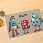 Set De Table Stratifié Robots rétro mignons Sci-Fi personnalisé<br><div class="desc">Ajoutez une touche de science-fiction à votre table avec ce set de table. Il présente de jolies illustrations de style rétro de robots dans les tons rouge et bleu contre un arrière - plan de couleur bronze. L'avant du tapis de place a une tache en haut pour ajouter un nom....</div>