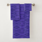 Set of two purple towels featuring geometric (En situation)
