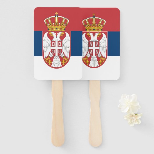 Set van handventilator met vlag van Servië Handwaaier (Voorkant en achterkant)