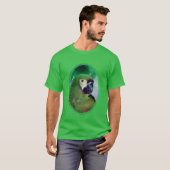Severe Macaw Parrot dicht bij T-shirt (Voorkant volledig)