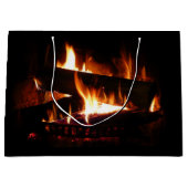 Sfeerbeeld van warme winterhaard groot cadeauzakje (Voorkant)