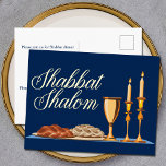 Shabbat Shalom Dîner juif Marine Bleu Or<br><div class="desc">Shabbat Shalom dîner invitation en bleu magnifique avec élégant script de feuille d'or au-dessus d'un charmant dîner Shabbat avec du pain,  du vin et des bougies d'allah. Puissiez-vous avoir beaucoup de bénédictions. Personnalisez le dos avec vos coordonnées d'invitation juif.</div>