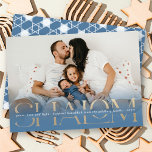 Shalom Peace Love Light Carte photo Hanoukka moder<br><div class="desc">Une carte de vacances moderne minimaliste et unique avec une photo à fond saigné avec un dégradé bleu, une couverture de photo partielle transparente. Un gros faux feuille d'or saluant festif "SHALOM" dans la typographie serif classique est imprimé sur le dessus. Un espace vierge étroit traverse le milieu de ce...</div>