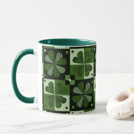 Shamrock Checkerboard Patroon Mok (Met donut)