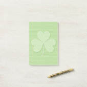Shamrock met gerolde lijnen post-it® notes (Op bureau)