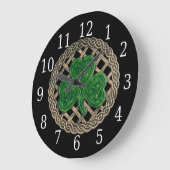 Shamrock noir et horloge ronde de noeuds de Celtic (Angle)