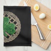 Shamrock noir sur Celtic Knots Serviette de cuisin (Quart Plié)
