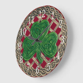 Shamrock Rouge Et Noeuds Celtiques Horloge Ronde (Angle)