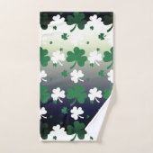 Shamrock, vert et blanc sur terrain grisé (Serviette à main)