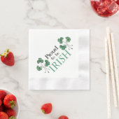 Shamrock vert fier d'être des serviettes en papier (En situation)