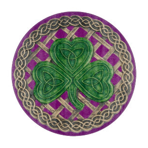 Shamrock violet sur la planche à découper des noeu