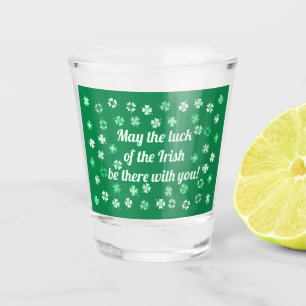 Shamrocks 4-bladige klaveren op donkergroen shot glas