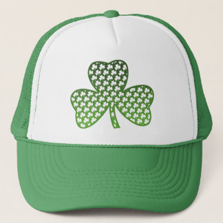 Shamrocks blancs dans le casquette vert de