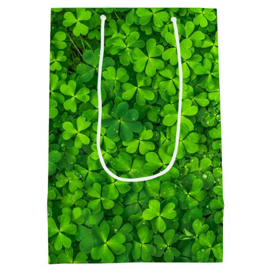 Shamrocks Clover Leaves St. Patrick's Day Fun Medium Cadeauzakje (Achterkant)