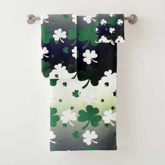 Shamrocks, groen en wit op gegraveerd veld bad handdoek (Insitu)