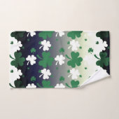 Shamrocks, groen en wit op gegraveerd veld bad handdoek (Handdoek)