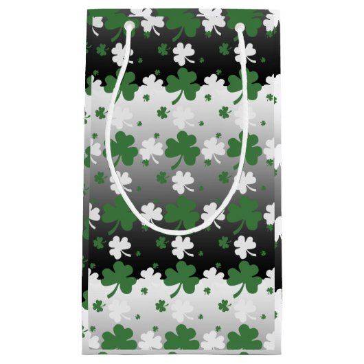 Shamrocks, groen en wit op gegraveerd veld klein cadeauzakje (Voorkant)