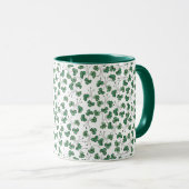 Shamrocks verts sur la tasse blanche de sonnerie (Devant droit)
