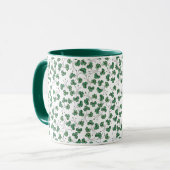 Shamrocks verts sur la tasse blanche de sonnerie (Devant gauche)