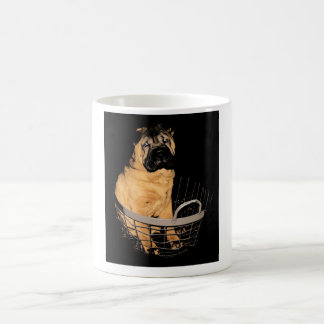 Shar Pei dans la tasse de panier
