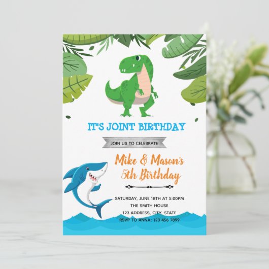 Shark and dinosaur joint verjaard kaart (Staand voorkant)