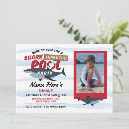 Shark Pool Party Fun Blauwe Foto Verjaardag Uitnod Kaart (Staand voorkant)