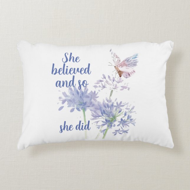 She believed and so Motivational Quote Butterfly Accent Kussen (Voorkant)